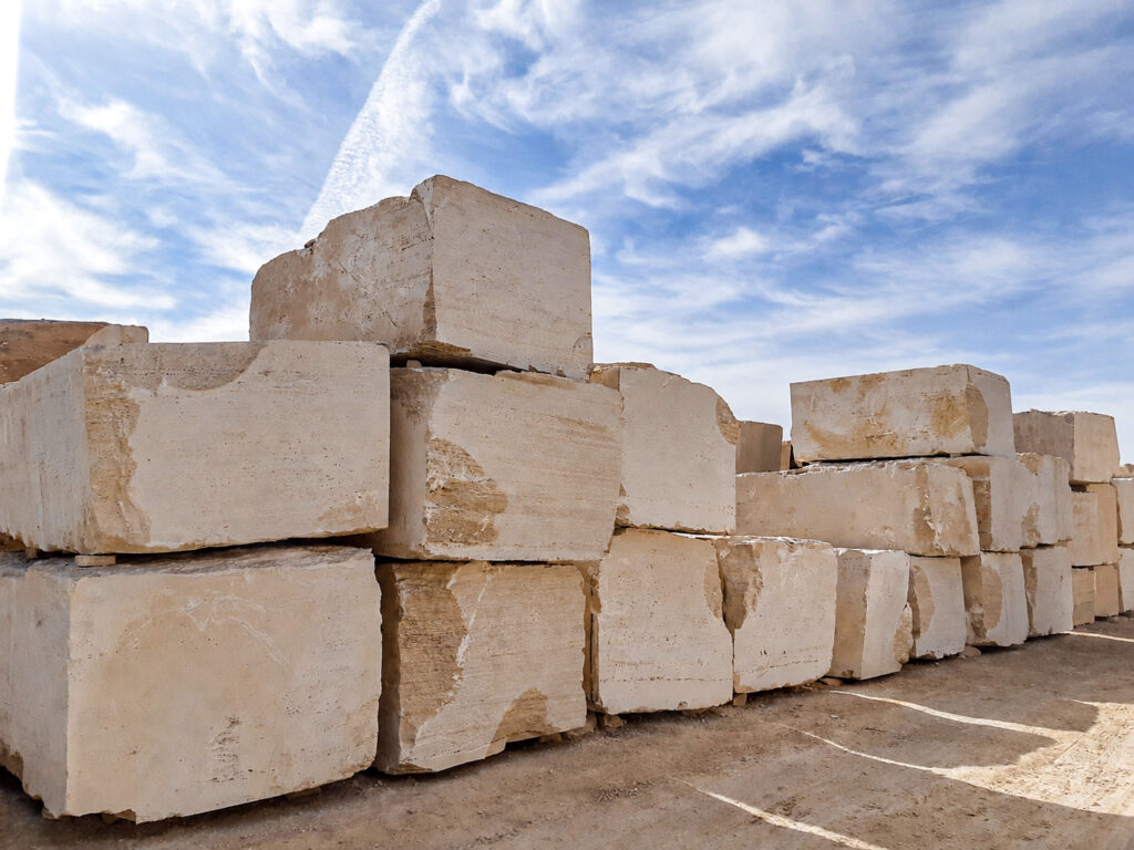 Bloques de travertino natural bajo grúa